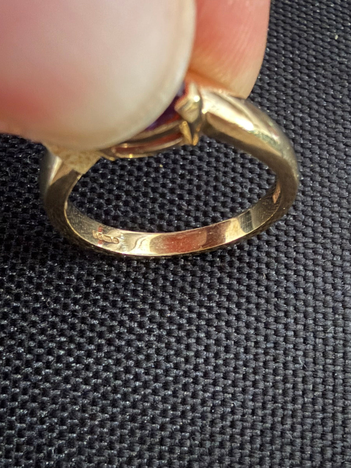 9ct Yellow Gold Triangular Single Amethyst Ring