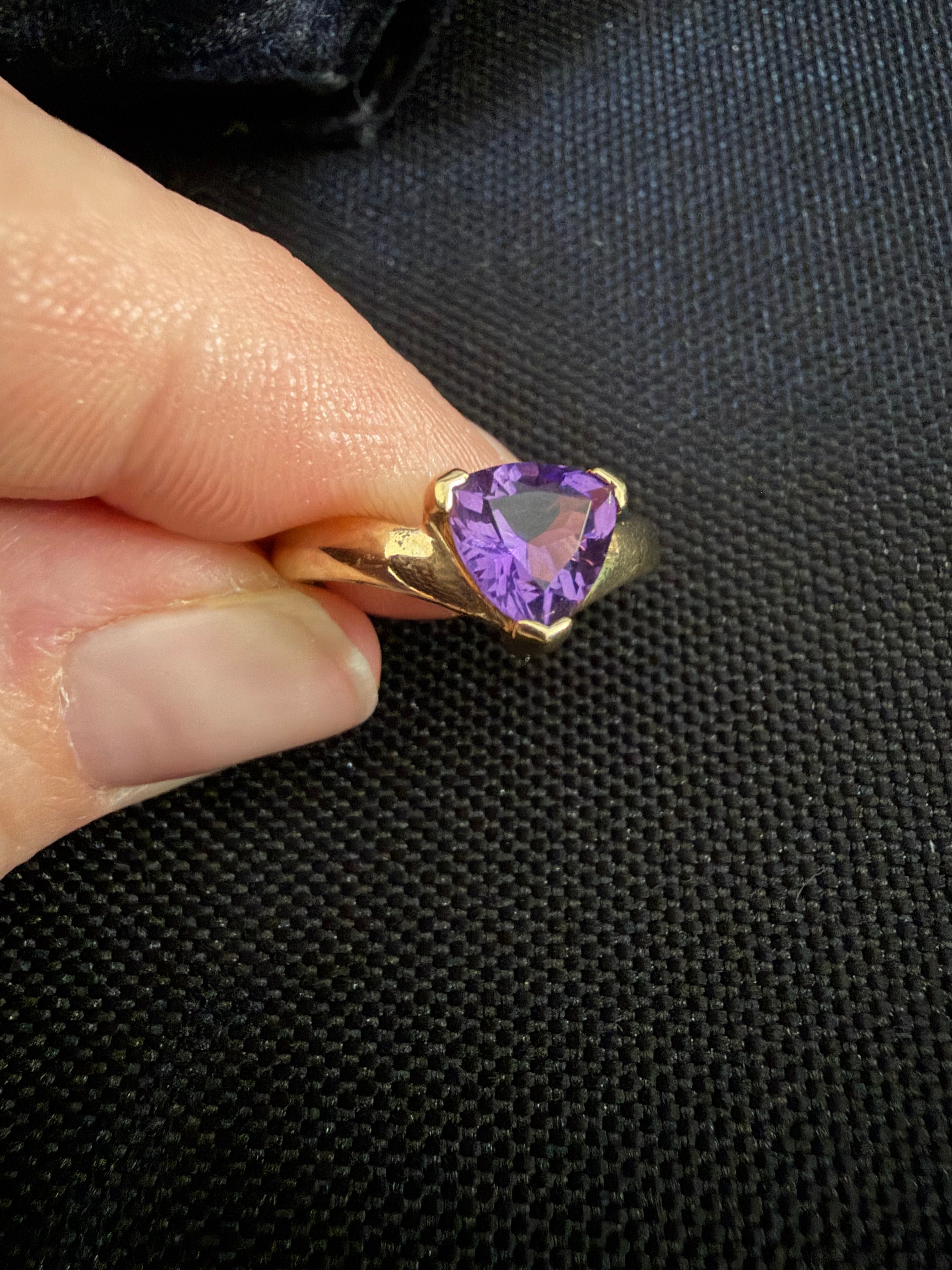 9ct Yellow Gold Triangular Single Amethyst Ring
