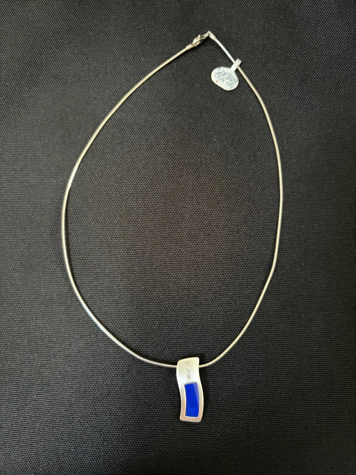 Silver Wire Collar with A Diamond Lapis Lazuli Pendant