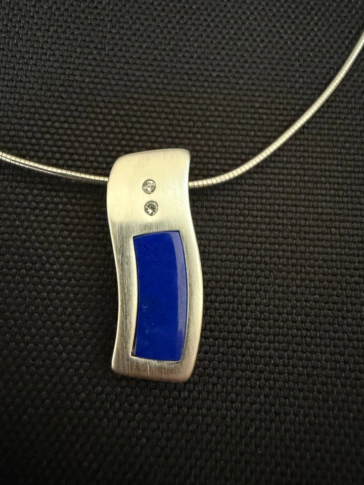 Silver Wire Collar with A Diamond Lapis Lazuli Pendant